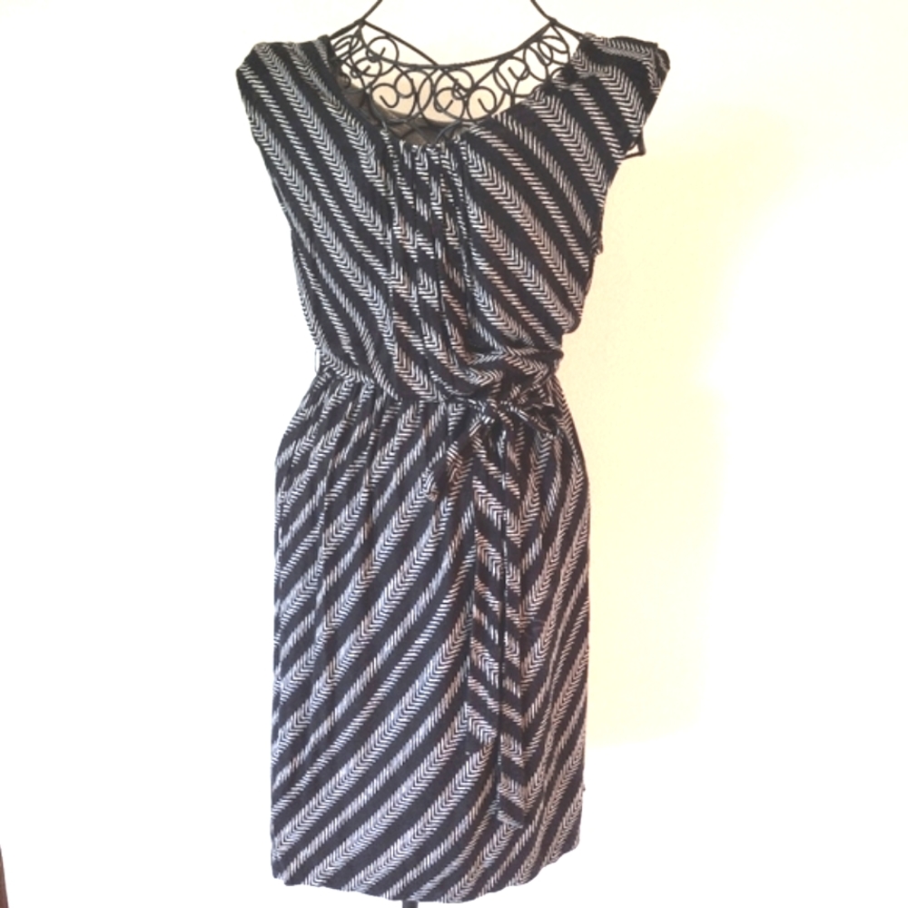 LOFT Black & Ecru Sleeveless Elastic Waist Dress Size Petite Small